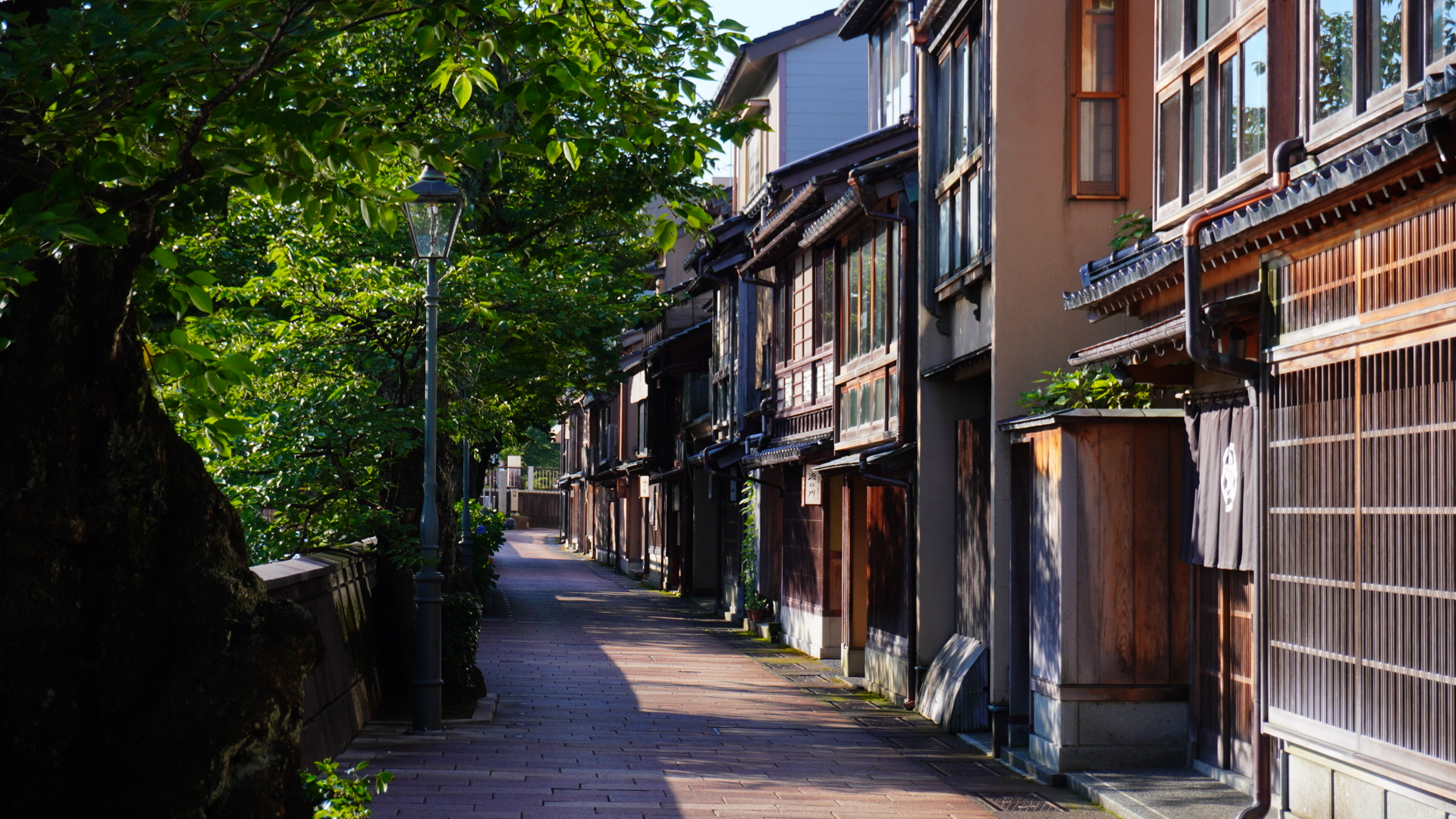 大人な雰囲気漂う、裏道と坂道が魅力的！小さな主計町茶屋街