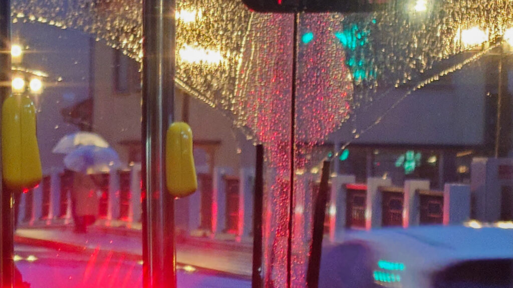 バスの中から見た雨の日の金沢
