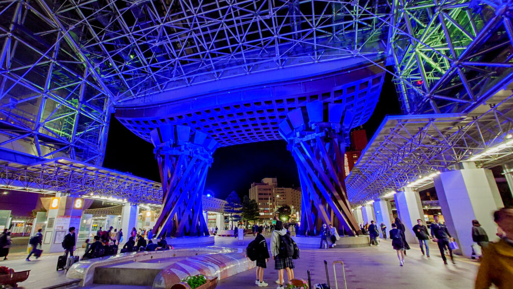 ライトアップされた鼓門