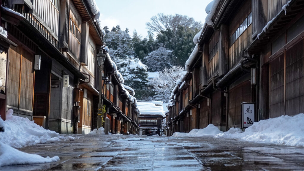 雪の日のひがし茶屋街