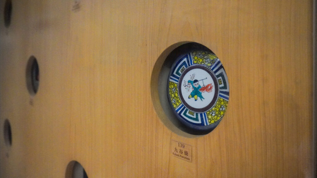金沢駅新幹線改札内待合室の伝統工芸品(九谷焼)