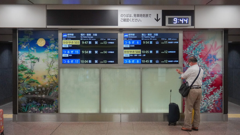 金沢駅新幹線改札内のトイレ前の伝統工芸品