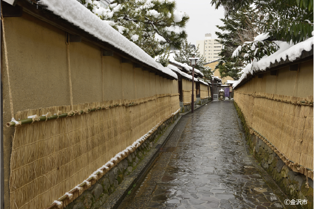 土塀こも掛け作業
