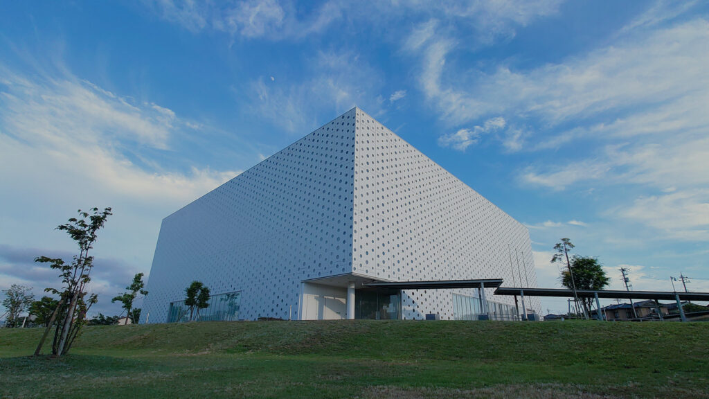 丸窓から光が差し込むケーキの箱「金沢海みらい図書館」