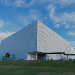 丸窓から光が差し込むケーキの箱「金沢海みらい図書館」